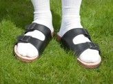 Birkenstocks mit weißen Socken sind als Business-Dresscode nicht erlaubt.