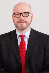 Thomas Hemker, Symantec: "Jedes Unternehmen sollte eine dezidierte Sicherheitsstrategie und darauf basierende Anwenderrichtlinien entwickeln. Immer noch sehen sich beispielsweise knapp 50 Prozent der KMU nicht als Ziel von Cyber-Angriffen, da sie der Meinung sind, dass Großkonzerne eher attackiert werden."