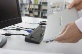 Flexibel: Eine Docking-Station macht das Notebook am Schreibtisch zum PC.