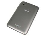 Das Galaxy Tab 2 ist stabil verarbeitet, es liegt dank der aufgerauten Rückseite griffig in der Hand