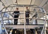CIO Clemens Keil und IT-Manager Malte Manke in einem Vorführraum von Knorr Bremse.