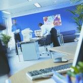 Um möglichst produktiv zu arbeiten, sollten Gegenstände auf dem Schreibtisch so platziert werden, dass man sie gut erreichen kann.