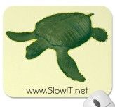 "Mach' es wie die Schildkröte" soll dieses Mousepad wohl sagen. Dann wird man bestimmt auch 150 und kippt nicht als 50-Jähriger mit Herzinfarkt ins Grab.