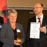 Erika Huxhold, Leiterin der Abteilung "Belange behinderter Menschen, Rehabilitation, Sozialhilfe", und ihr Kollege Staatssekretär Franz-Josef Lersch-Mense nahmen den 1. Preis für das Bundesministerium für Arbeit und Soziales entgegen.