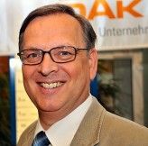 Die DAK - Unternehmen leben hat mit Dr. Anselm Schultze ein BI Competence Center verwirklicht. Hier bündeln sie Informationen über Behandlungspfade aus Krankenhäusern und Arztpraxen.