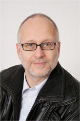 Auch Martin Bartonitz, Testnutzer des neuen Personalausweises bei Saperion, muss noch auf den richtigen Ausweis warten. Bis dahin probiert er die Funktionen mit seinem Testexemplar aus.