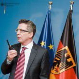 Ex-Innenminster Thomas de Maizière telefonierte schon mit dem digitalen Funkgerät.