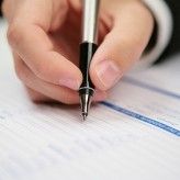 Mehr als 80 Prozent der Personalexperten kennen Fälle, in denen Mitarbeiter ihr Zeugnis selbst geschrieben haben.