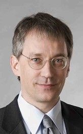 Peter Müller vom Vorstand der Stiftung Gesundheit befürchtet eine Verletzung der ärztlichen Schweigepflicht, wenn Ärzte von ihrem Arbeitsplatz-PC aus Facebook-Mitglied werden.