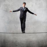 Tanz auf dem Drahtseil: Die Mehrheit der Versicherer setzt Compliance-Anforderungen nicht systematisch um und geht damit hohe Risiken ein.