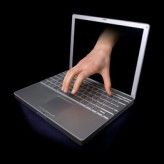 Mitarbeiteridentitäten und IT-Zugriffsrechte müssen compliance-konform geschützt werden.