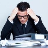 Führungskräfte arbeiten zu viel und stehen ständig unter Strom. Die Aufgabenvielfalt führt zu Kontrollverlust und Orientierungslosigkeit. 