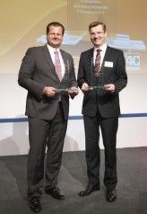 Oliver Bussmann (links) von SAP und Werner Merkl von S-Y Systems Technologies Europe erhalten den IT-Strategy-Award 2012.