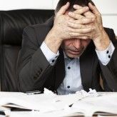 Stress und Erschöpfung zählen zu den Symptomen, von denen viele Burnout-Patienten ihrem Arzt berichten. 
