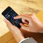 Legt man das feuchte iPhone mindestens einen Tag in eine Schale mit Reis, hat man Chancen, es so zu retten und wieder benutzen zu können.