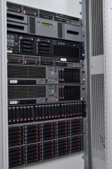 Eine moderne Kraft-Wärme-Kälte-Kopplungs-Anlage (KWKK) schützt die Server gegen Überhitzung.