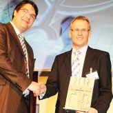 Michael Ghezzo (links) vom Veranstalter Confare gratuliert Leo Hintersteiner, CIO der Bene AG, den CIO Award 2012. 