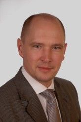 Stefan Tittel ist Elektrotechnik-Ingenieur und Diplom-Kaufmann.