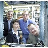 IT-Leiterin Sandra Kuetz im Rahmen ihrer Kollegen. Zusammen setzten sie eine radikale Erneuerung der Netzwerkinfrastruktur um.