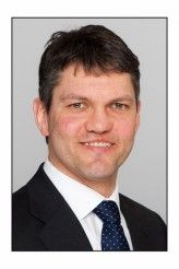 Prof. Dr. Thomas Hutzschenreuter leitet seit 2002 den Lehrstuhl für Betriebswirtschaftslehre, Unternehmensentwicklung und Corporate Governance an der WHU Otto Beisheim School of Management. 