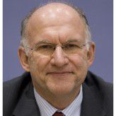 Bundesdatenschützer Peter Schaar kritisiert die Krankenkassen: Bei Krankmeldungen würden zu viele Daten von den Arbeitnehmern abgefragt.