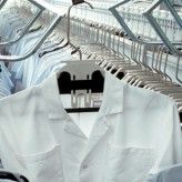 RFID-gestützte Transportlogistik in der Wäscherei bei Berendsen: Die Applikation ordnet die einzelnen Teile den richtigen Prozessen zu. 