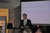 Oliver Kaltner von Microsoft zeigt das neue Betriebssystem. 