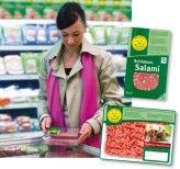 Kundin bei der Begutachtung der Ware: Die Westfleisch-Gruppe will mit einer eigenen App auf Basis von IBM Informix zur Aufklärung beitragen.