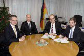 Im Beisein von Hubert Geml (Atos) und Werner Breitbach (BAAINBw) unterzeichnen Bernd Lautemann (BAAINBw) und Jörn Becker (Atos) den Vertrag (v.l.)