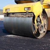 Durch die Vernetzung der einzelnen Fahrzeuge wie Fertiger, Lieferwagen oder auch der Straßenwalzen (Bild), ist es möglich, Messwerte wie Temperatur und Dicke des Asphalts, die über Infrarot- oder Ultraschallsensoren an den entsprechenden Baumaschinen erhoben werden, einfach zu visualisieren und entsprechend in die Feinplanung einzubeziehen.