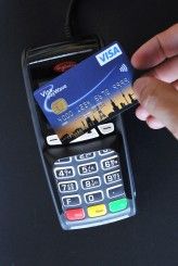 Nur die Kreditkarte am Terminal vorbeiziehen - und dann wie gehabt unterschreiben oder die PIN eingeben.