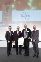 Der Preisträger mit der Jury (von links): Jurymitglied Jürgen F. Krusch, Leiter Prozess- und IT-Management Deutsche Bank Bauspar AG, Jurymitglied Michael Neff, IT-Chef von RWE, Preisträger Matthias Moritz, CIO von Bayer Healthcare, und Jurymitglied Walter Brenner, Direktor des Instituts für Wirtschaftsinformatik der Universität St. Gallen)