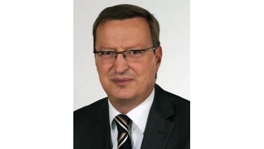 <b>Frank Henes</b> übernimmt Anfang September 2010 den IT- und Risk-Vorstand des ... - 522x294