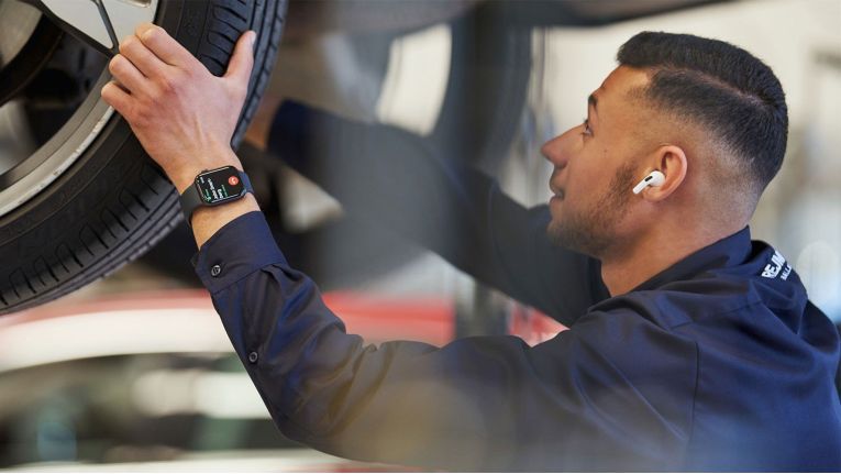 Instead of paper and computers, Volvo service technicians will in future use Apple Watches and iPhones in workshops.